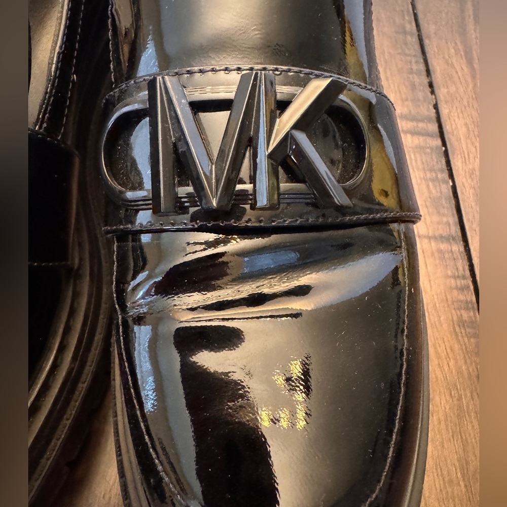 MICHAEL KORS Women's Black Patent Parker Lug Empire MK Charm Loafer Shoe Size 7 - Picture 5 of 11